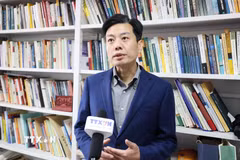 Giáo sư Thôi Thủ Quân, Học viện Quan hệ quốc tế-Đại học Nhân dân Trung Quốc trả lời phỏng vấn phóng viên TTXVN tại Trung Quốc. (Ảnh: Quang Hưng/TTXVN)