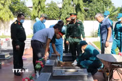 Lực lượng chức năng thực hiện khai quật, lấy mẫu hài cốt liệt sỹ tại các phần mộ chưa xác định thông tin tại Nghĩa trang liệt sỹ xã Cư Jút (tỉnh Lâm Đồng). (Ảnh: Nguyễn Huy Thành/TTXVN)