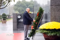 Chủ tịch Hạ viện Jordan Mazen Turki El Qadi đến đặt vòng hoa, vào Lăng viếng Chủ tịch Hồ Chí Minh. (Ảnh: Tuấn Anh/TTXVN)