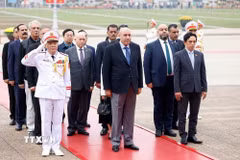 Chủ tịch Hạ viện Jordan Mazen Turki El Qadi cùng đoàn đại biểu đến đặt vòng hoa, vào Lăng viếng Chủ tịch Hồ Chí Minh. (Ảnh: Tuấn Anh/TTXVN)