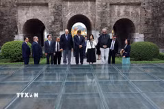 Chủ tịch Hạ viện Jordan Mazen Turki El Qadi cùng đoàn đại biểu đi thăm các di tích trong Hoàng thành Thăng Long. (Ảnh: Tuấn Anh/TTXVN)