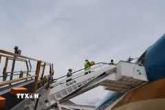 Vận chuyển hàng cứu trợ từ máy bay xuống sân bay quốc tế ở thủ đô Caracas. (Ảnh: Phi Hùng/TTXVN)