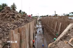Công trình kè chống sạt lở bờ sông Láng Thé kết hợp khán đài đua ghe Ngo (phường Nguyệt Hóa) đang được đẩy nhanh tiến độ để hoàn thành, đưa vào sử dụng trong tháng 9/2026. (Ảnh: Thanh Hòa/TTXVN)