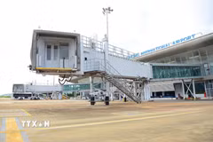 Hệ thống cầu thang dẫn từ cửa máy bay đến khu vực nhà ga sẵn sàng cho ngày Sân bay Liên Khương tái hoạt động. (Ảnh: Nguyễn Dũng/TTXVN)
