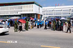 Các thí sinh ra về sau khi hoàn thành bài thi. (Ảnh: Quang Cường/TTXVN)