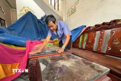 Dù đã khóa kín cửa nhưng bụi vẫn bám đầy trong nhà anh Nguyễn Thanh Liêm ở thôn Minh Tân Bắc, xã Mỏ Cày, tỉnh Quảng Ngãi. (Ảnh: Cao Nguyên/TTXVN)