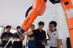 Thử nghiệm robot công nghiệp tại Trung tâm Đào tạo, Nghiên cứu và Phát triển Ứng dụng Robot Công nghiệp và Trí tuệ nhân tạo (Trường Đại học Bách khoa-Đại học Đà Nẵng). (Ảnh: Khoa Chương/TTXVN)