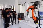 Thử nghiệm robot công nghiệp tại Trung tâm Đào tạo, Nghiên cứu và Phát triển Ứng dụng Robot Công nghiệp và Trí tuệ nhân tạo (Trường Đại học Bách khoa-Đại học Đà Nẵng). (Ảnh: Khoa Chương/TTXVN)
