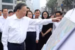 Tổng Bí thư, Chủ tịch nước Tô Lâm kiểm tra việc thực hiện dự án đường Vành đai 2,5 thuộc địa bàn phường Cầu Giấy. (Ảnh: Thống Nhất/TTXVN)