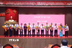 Bí thư Thành ủy Hà Nội Trần Đức Thắng và lãnh đạo Thành phố trao các quyết định và tặng hoa chúc mừng các đồng chí nhận nhiệm vụ mới. (Ảnh: Văn Điệp/TTXVN)