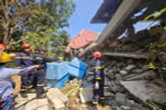 Lực lượng cứu hộ, cứu nan Bộ Công an tìm kiếm nạn nhân trong 1 tòa nhà ở thị trấn Zabuthari, thủ đô Nay Pyi Taw. (Ảnh: TTXVN phát)
