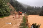 Tuyến đường của xã Khe Tre bị bùn đất sạt lở tràn trên mặt đường. (Ảnh: Mai Trang/TTXVN)