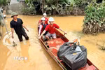Đoàn công tác của Trung ương Hội Chữ thập Đỏ Việt Nam vượt qua những tuyến đường ngập lụt, mang hàng cứu trợ khẩn cấp đến với người dân xã Nhân Hòa (Nghệ An) - nơi đang chịu thiệt hại nặng nề do hoàn lưu bão số 3 (Wipha). (Ảnh: TTXVN phát)