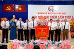 Tỉnh ủy Lâm đồng tặng bức trướng cho Đảng bộ Đặc khu Phú Quý. (Ảnh: Nguyễn Thanh/TTXVN)