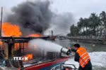 Lực lượng chức năng nỗ lực khống chế tàu cá bị cháy. (Ảnh: TTXVN phát)