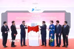 Thủ tướng Phạm Minh Chính thực hiện nghi thức gắn biển công trình cáp đất Việt Nam-Lào-Thái Lan-Malaysia-Singapore của Tập đoàn VNPT. (Ảnh: Dương Giang/TTXVN)