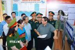 Thủ tướng Phạm Minh Chính kiểm tra chất lượng phục vụ người dân của Trung tâm Phục vụ hành chính công xã Bát Mọt, tỉnh Thanh Hóa. (Ảnh: Dương Giang/TTXVN)