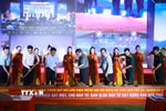 Thủ tướng Phạm Minh Chính và các đại biểu khởi công Dự án Trường nội trú liên cấp Tiểu học và Trung học cơ sở Bát Mọt tại điểm cầu xã Bát Mọt. (Ảnh: Dương Giang/TTXVN)