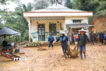 Các cô giáo tại điểm trường Mầm non Phì Nhừ A, xã Xa Dung (tỉnh Điện Biên) khắc phục hậu quả mưa lũ. (Ảnh: Phan Quân/TTXVN)