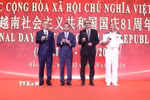 Đại sứ Việt Nam tại Trung Quốc Phạm Thanh Bình cùng đại diện các bộ, ngành Trung Quốc nâng ly chúc mừng kỷ niệm 81 năm Quốc khánh Việt Nam. (Ảnh: Hải Yến/TTXVN)