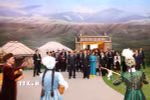 Tổng Bí thư Tô Lâm và Phu nhân cùng Tổng thống Kassym-Jomart Tokayev tham quan Làng Văn hóa Dân tộc Kazakhstan (Ảnh: Thống Nhất/TTXVN)
