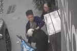 Tài xế ôtô đánh tới tấp nam shipper sau va chạm giao thông. (Ảnh cắt từ clip)