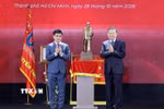 Tổng Bí thư, Chủ tịch nước Tô Lâm trao tặng bức tượng Chủ tịch Hồ Chí Minh cho Đại học Kinh tế Thành phố Hồ Chí Minh. (Ảnh: Thống Nhất/TTXVN)