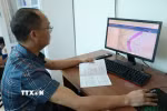 Kiểm tra dữ liệu tàu cá trên hệ thống giám sát hành trình. (Ảnh: Nguyễn Lành/TTXVN)