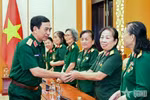 Bộ trưởng Bộ Quốc phòng ân cần hỏi thăm các nữ lái xe Trường Sơn. (Nguồn: Quân đội Nhân dân)
