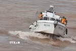 Lực lượng Bộ đội Biên phòng tỉnh Quảng Trị tìm kiếm thi thể thuyền viên trên vùng biển cửa sông Gianh. (Ảnh: Nguyên Linh/TTXVN)