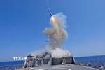 Tên lửa hành trình Tomahawk được phóng từ tàu khu trục USS Barry trên Địa Trung Hải. (Ảnh: AFP/TTXVN)