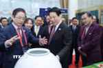 Chủ tịch nước Lương Cường với các đại biểu dự chương trình “Ngày Việt Nam." (Ảnh: Lâm Khánh/TTXVN)