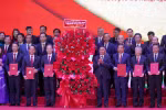 Ủy viên Bộ Chính trị, Thường trực Ban Bí thư Trung ương Đảng Trần Cẩm Tú (hàng đầu, thứ tư, từ phải sang) tặng hoa chúc mừng Ban Chấp hành Đảng bộ thành phố Đà Nẵng. (Ảnh: Quốc Dũng/TTXVN)