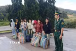 Cơ quan chức năng đã xử phạt vi phạm hành chính đối với các công dân Lào về hành vi “qua lại biên giới quốc gia mà không làm thủ tục xuất nhập cảnh,” áp dụng hình thức trục xuất và trao trả về nước theo quy định pháp luật. (Ảnh: TTXVN phát)