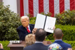 Tổng thống Mỹ Donald Trump ký sắc lệnh áp mức thuế đối ứng mới tại Nhà Trắng, ngày 2/4/2025. (Ảnh: THX/TTXVN)