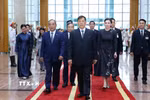 Nhà vua Thái Lan Maha Vajiralongkorn Phra Vajiraklaochaoyuhua và Hoàng hậu đến Hà Nội, bắt đầu thăm cấp Nhà nước tới Việt Nam. (Ảnh: Văn Điệp/TTXVN)