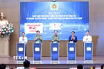 Các đại biểu thực hiện nghi thức ra mắt giao diện mới của Cổng Thông tin điện tử Bộ Công an và trang truyền thống, thành tựu Công an nhân dân Việt Nam. (Ảnh: Phạm Kiên/TTXVN)