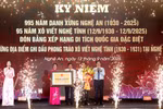 Phó Thủ tướng Mai Văn Chính trao Bằng xếp hạng Di tích Quốc gia Đặc biệt “Những địa điểm ghi dấu Phong trào Xô Viết Nghệ Tĩnh (1930-1931) tại Nghệ An cho lãnh đạo tỉnh Nghệ An. (Ảnh: Văn Tý/TTXVN)