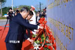 Thủ tướng Lê Minh Hưng và Thủ tướng Lào Saleumxay Kommasith dâng hoa tại Công viên Hữu nghị Lào-Việt Nam. (Ảnh: Dương Giang/TTXVN)