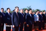 Thủ tướng Lê Minh Hưng và Thủ tướng Lào Saleumxay Kommasith dâng hoa tại Công viên Hữu nghị Lào-Việt Nam. (Ảnh: Dương Giang/TTXVN)