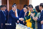 Thủ tướng Lê Minh Hưng với cán bộ, nhân viên Đại sứ quán và cộng đồng người Việt Nam tại Lào. (Ảnh: Dương Giang/TTXVN)