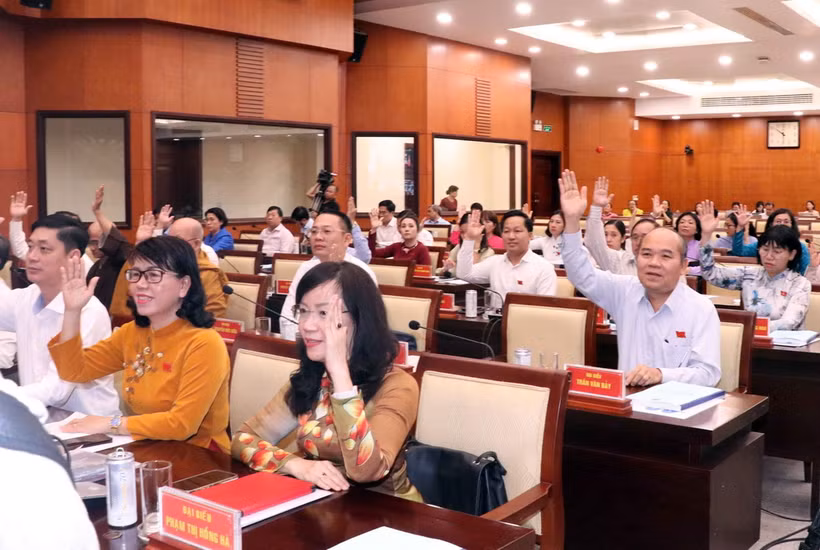 Các đại biểu thông qua Nghị quyết xác nhận kết quả lấy phiếu tín nhiệm đối với các chức danh do Hội đồng Nhân dân Thành phố Hồ Chí Minh bầu. (Ảnh: Xuân Khu/TTXVN)
