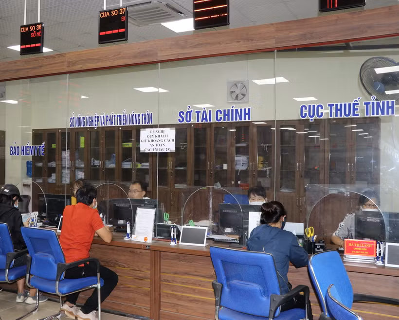 Người đến giao dịch nộp thuế. (Nguồn: TTXVN)