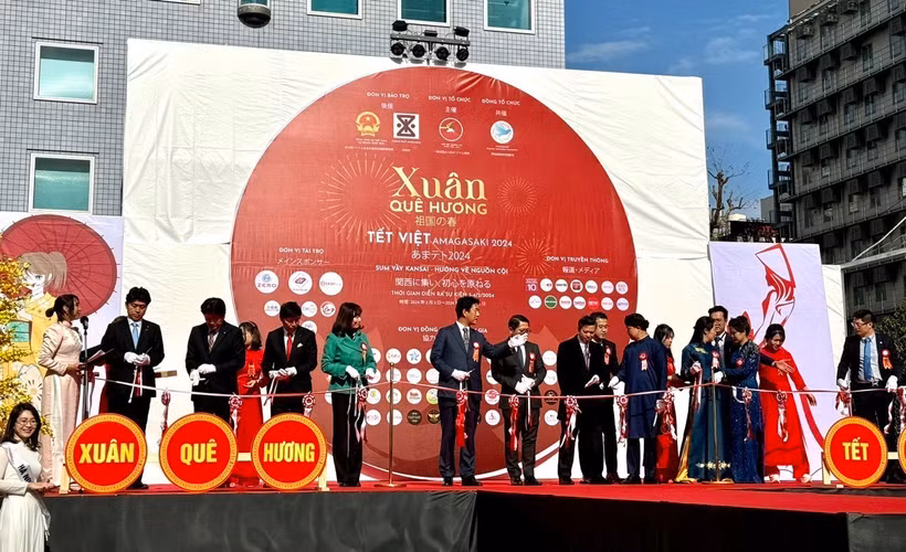 Các đại biểu cắt băng khai mạc Lễ hội Tết Việt Nam tại Amagasaki. (Ảnh: Xuân Giao/TTXVN)