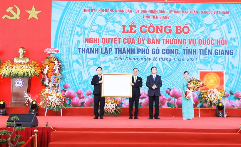 Thừa ủy quyền, đồng chí Nguyễn Văn Danh (thứ hai, từ phải sang), Ủy viên Trung ương Đảng, Bí thư Tỉnh ủy Tiền Giang trao Nghị quyết thành lập thành phố Gò Công cho Đảng bộ, chính quyền và nhân dân Gò Công. (Ảnh: Hữu Chí/)TTXVN