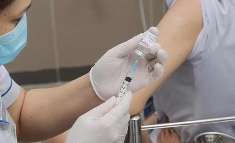 Tiêm vaccine cho các nhân viên y tế tuyến bệnh viện quận, huyện tại Thành phố Hồ Chí Minh. (Ảnh: Đinh Hằng/TTXVN)