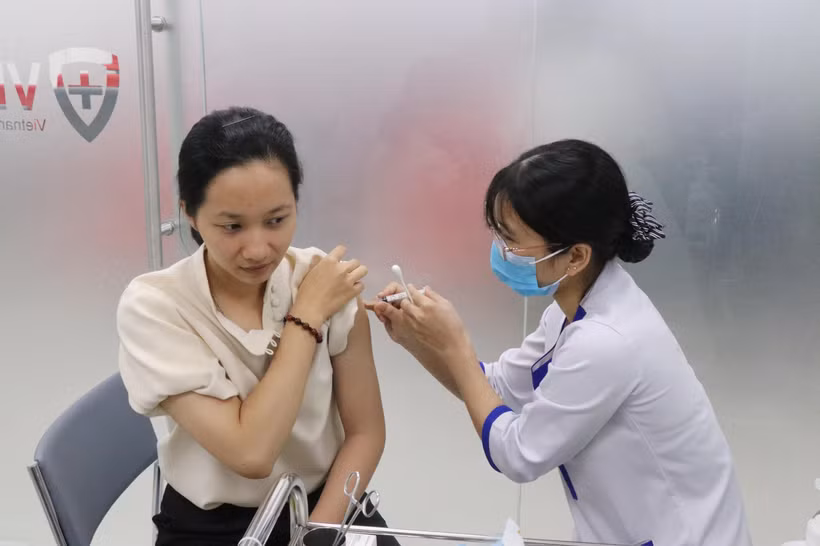Người dân tiêm vắcxin phòng bệnh bạch hầu. (Ảnh: Tuấn Anh/TTXVN)