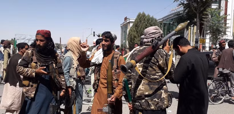 Các tay súng Taliban tại thành phố Ghazni, Afghanistan, ngày 12/8/2021. (Ảnh: THX/TTXVN)