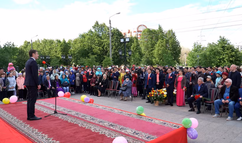 Lễ kỷ niệm 129 năm ngày sinh Hồ Chí Minh tại Ulianovsk thu hút hàng trăm người tham gia. (Ảnh: Lê Hằng/Vietnam+)