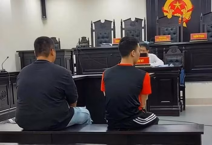 Xét xử 2 cựu nhân viên dịch vụ giao hàng nhanh tham ô tài sản. (Nguồn: Báo An ninh Thủ đô)